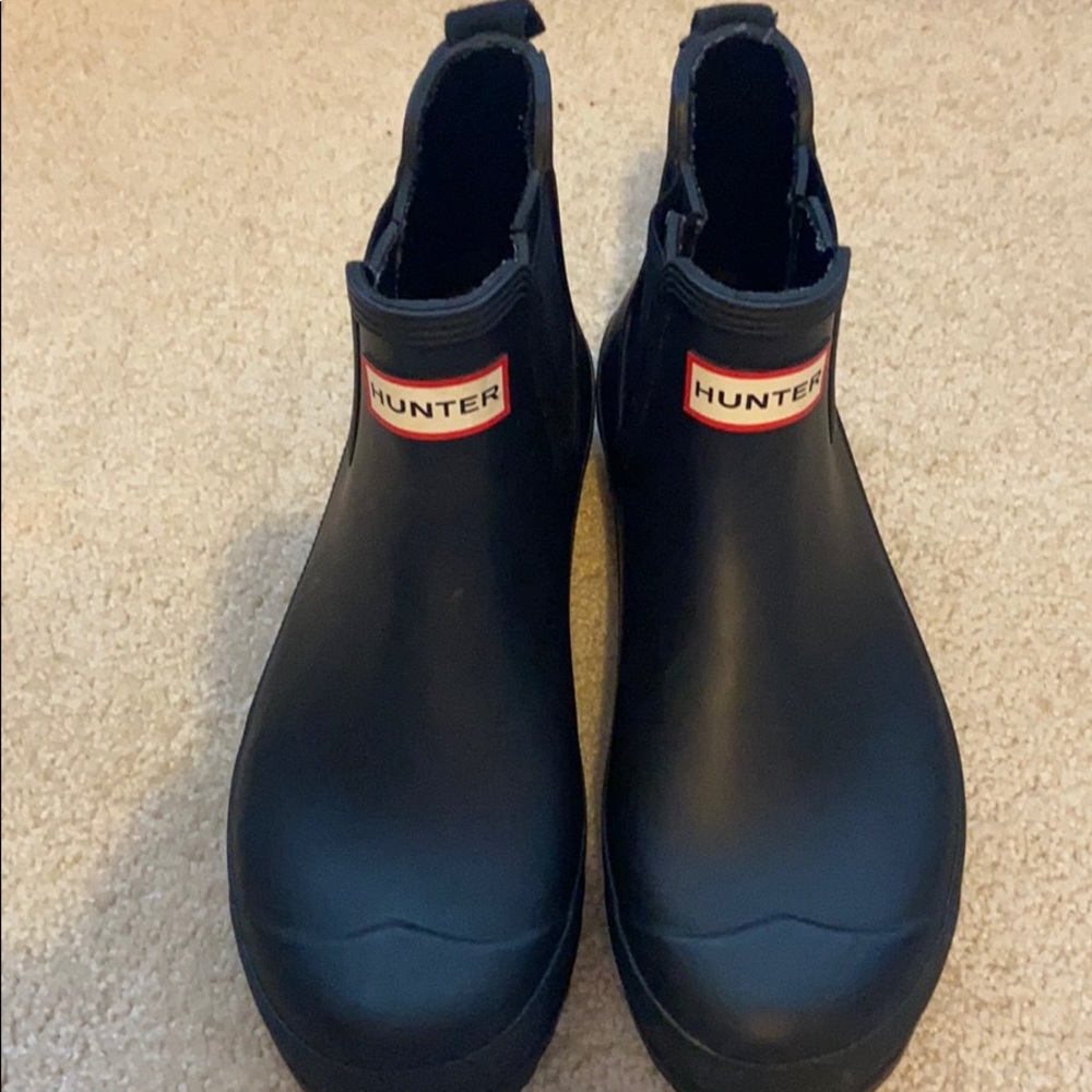 Hunter Chelsea short black boots. SZ 8